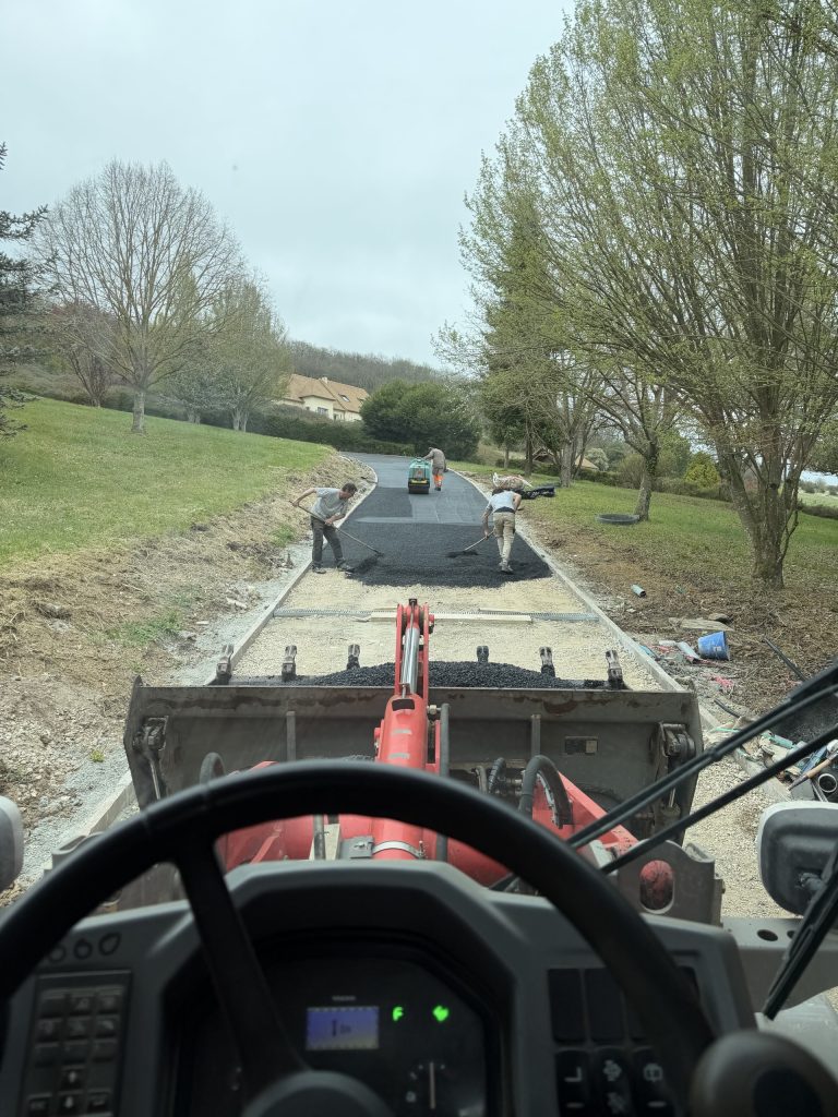 Pose de revêtement enrobé à Pacy-sur-Eure